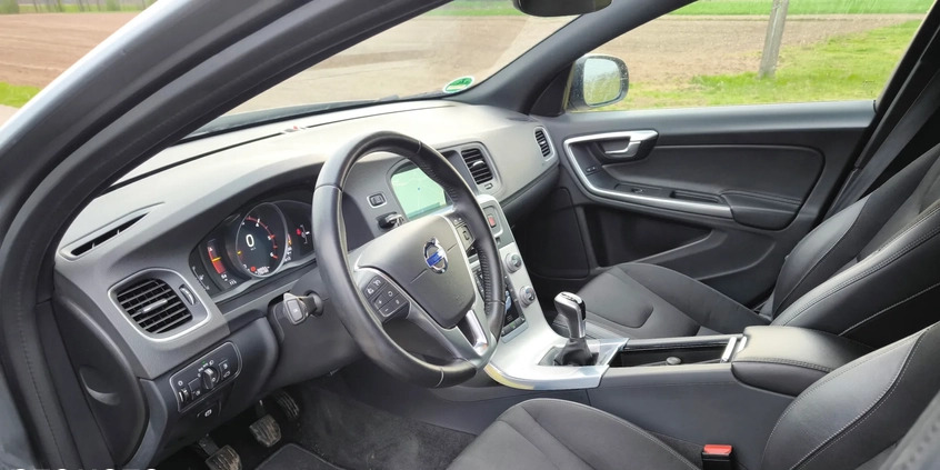 Volvo V60 cena 59900 przebieg: 178160, rok produkcji 2016 z Suraż małe 37